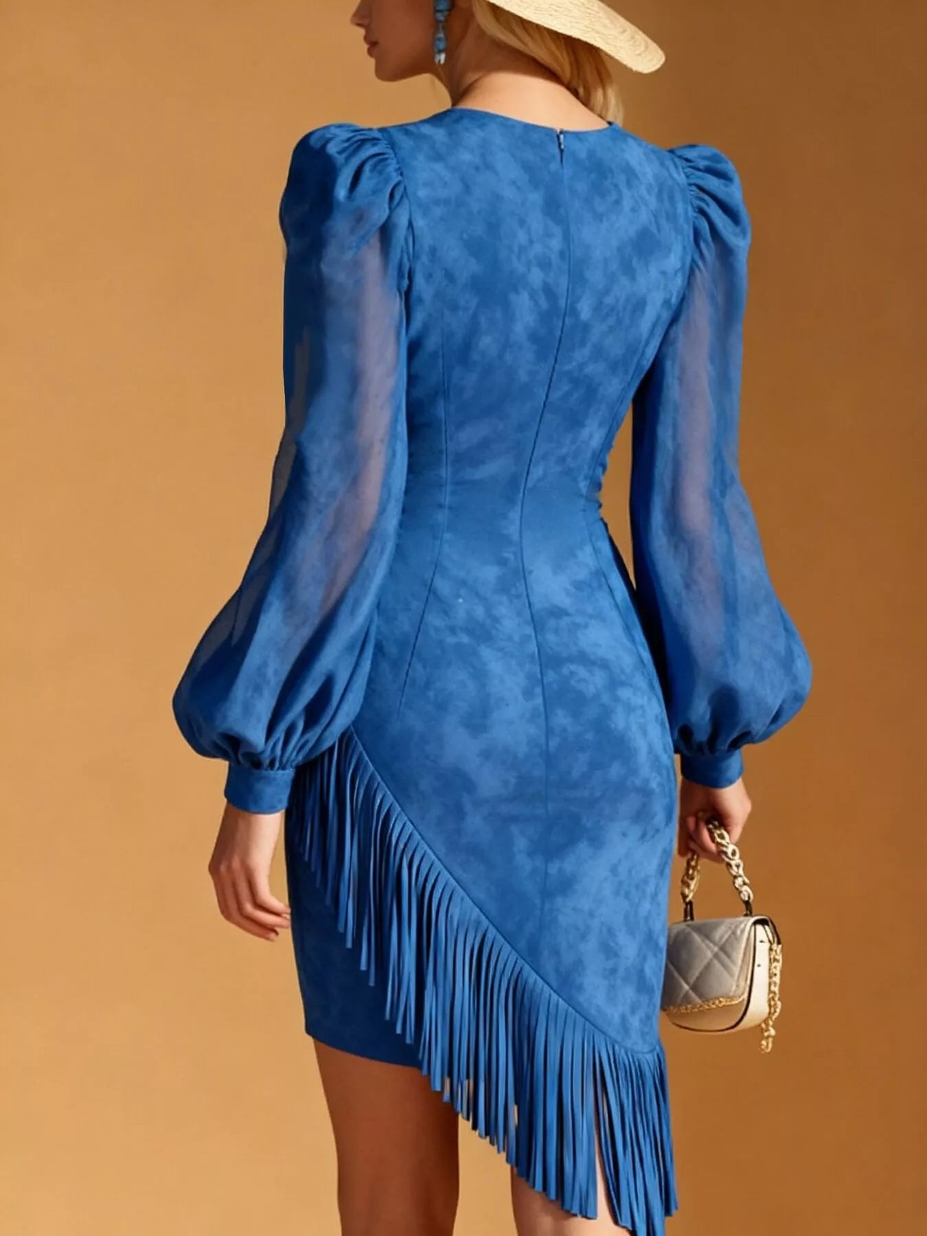 Robe courte à franges en daim et col en V Elégance District