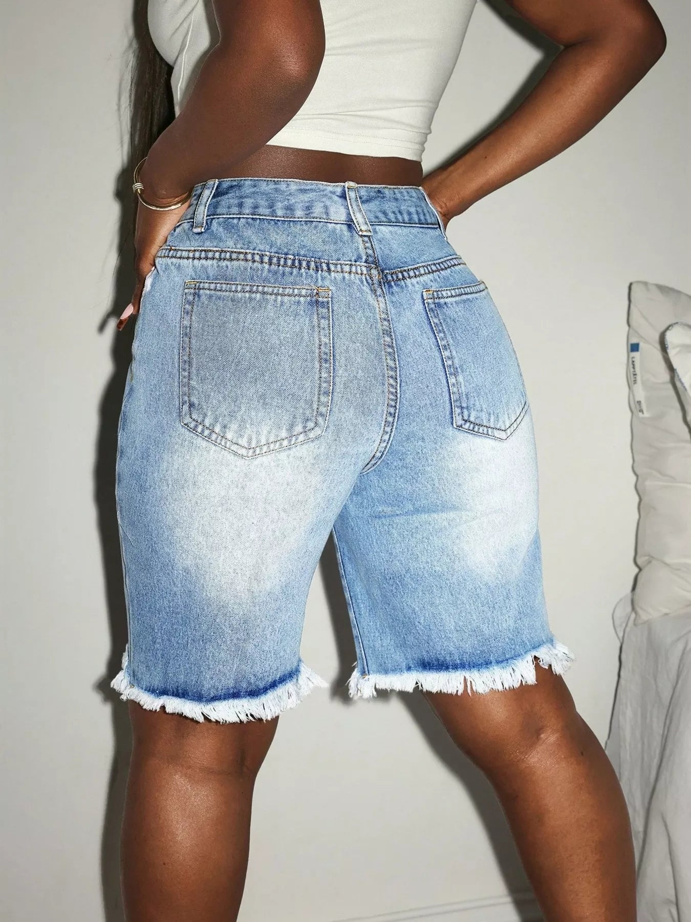 Short jean taille haute délavé à ourlet effiloché Elégance District