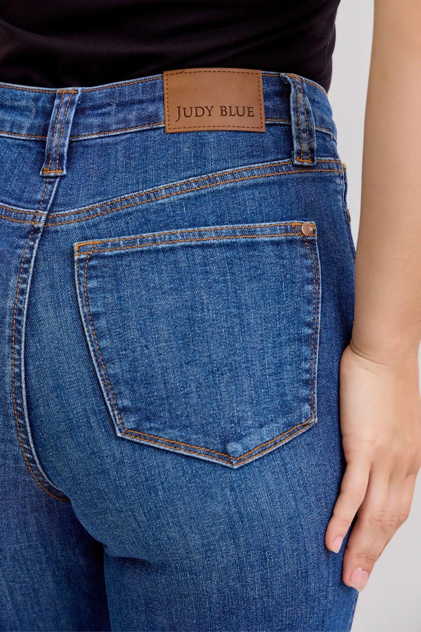 Jean droit taille haute gainant Judy Blue Elégance District
