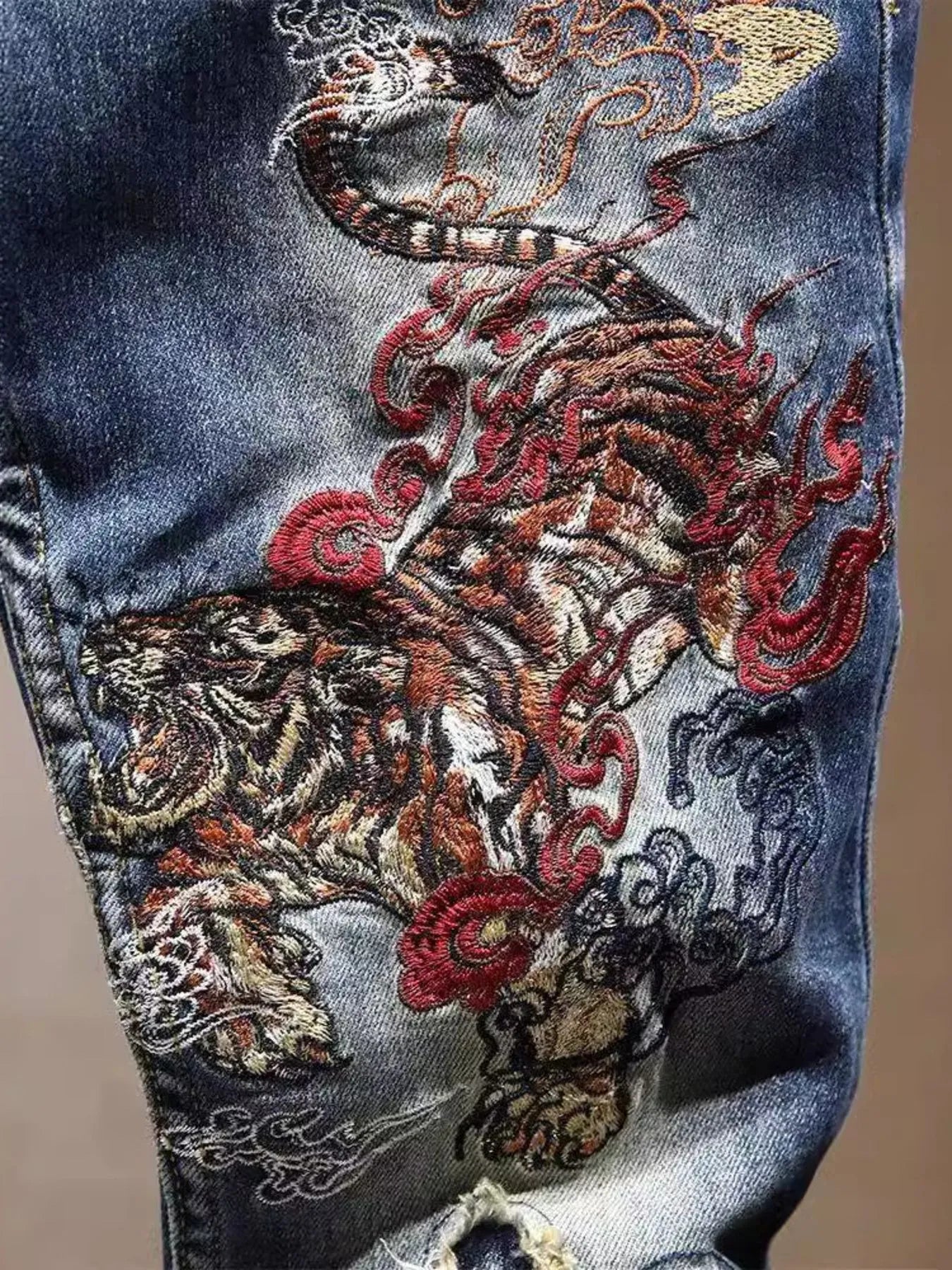 Jean brodé délavé [détail] homme denim premium - Élégance District