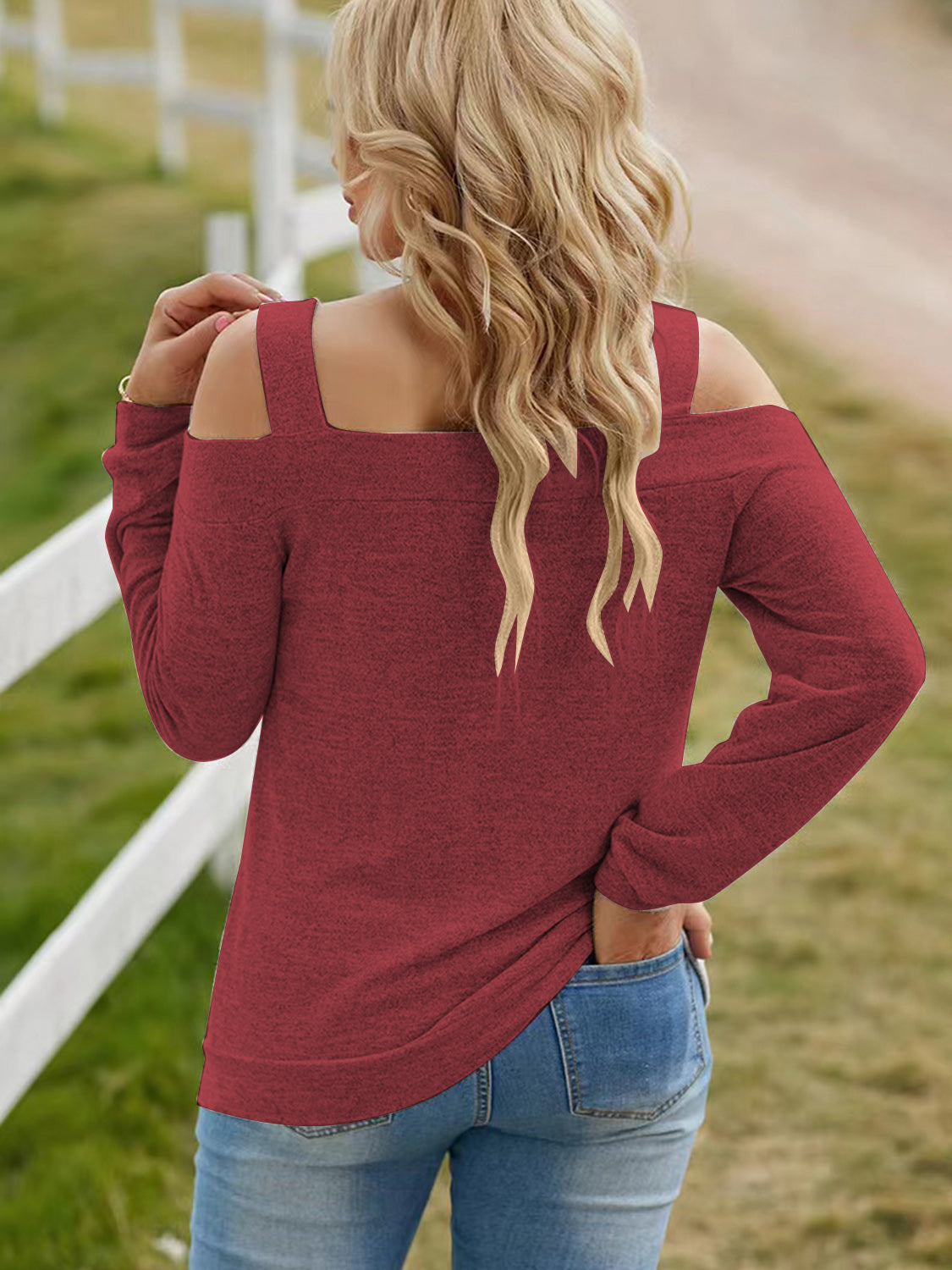 Blouse épaules dénudées à découpes intégrales - Élégance District 
