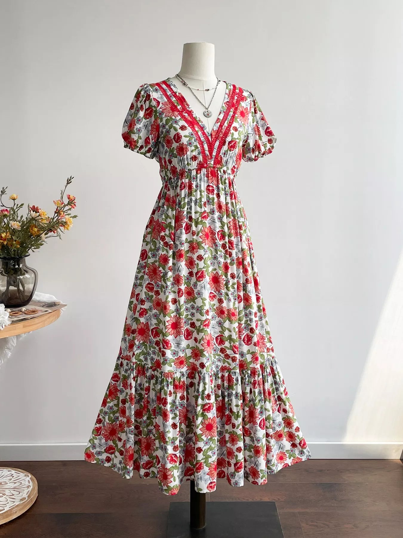 Robe midi à imprimé floral, col en V et ourlet à volants- Élégance District