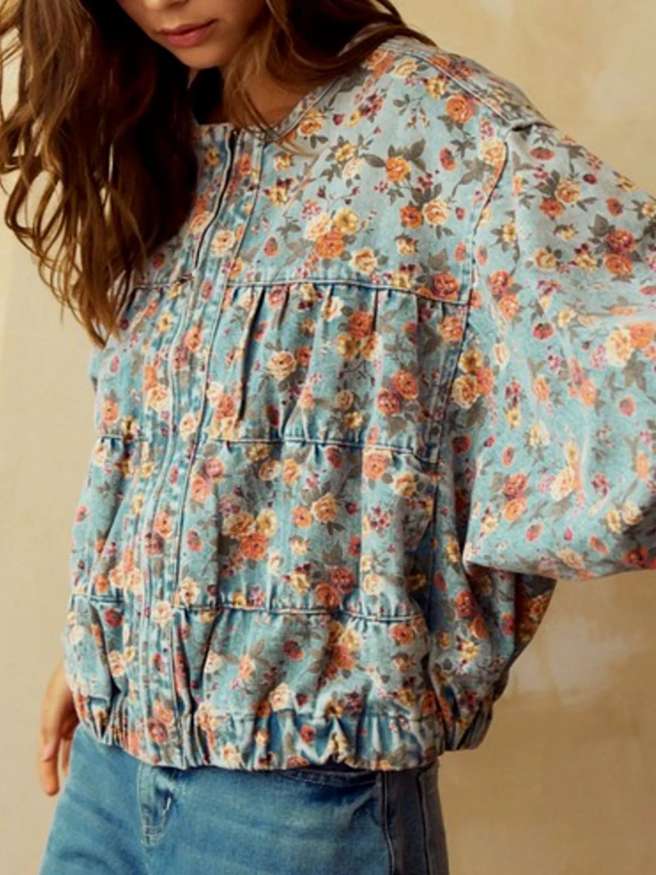 Veste jean courte zippée à imprimé floral    Elégance District