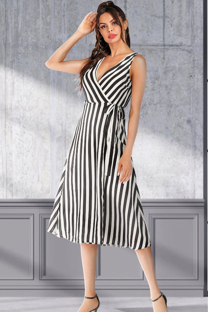 Robe sans manches à rayures et décolleté cache-cœur - Élégance District 
