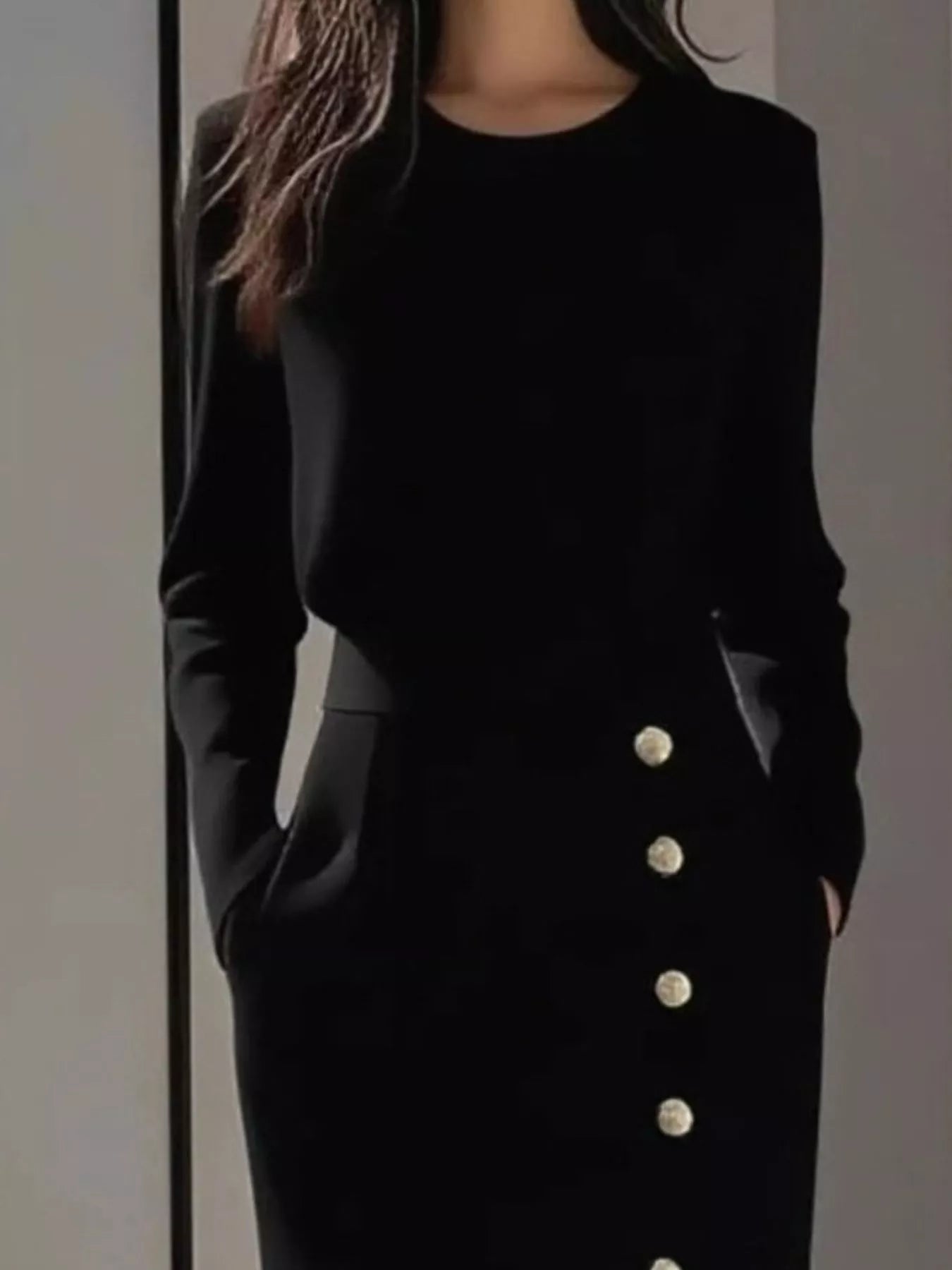 Robe midi à manches longues boutonnée avec fente latérale   Elégance District
