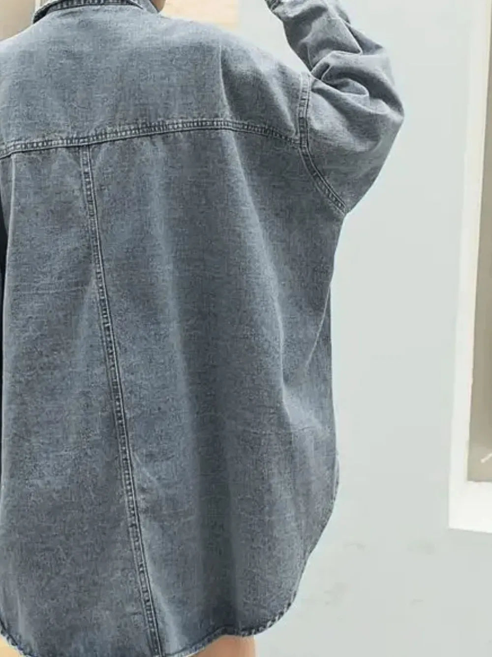 Veste jean à manches longues boutonnée et écusson brodé   Elégance District