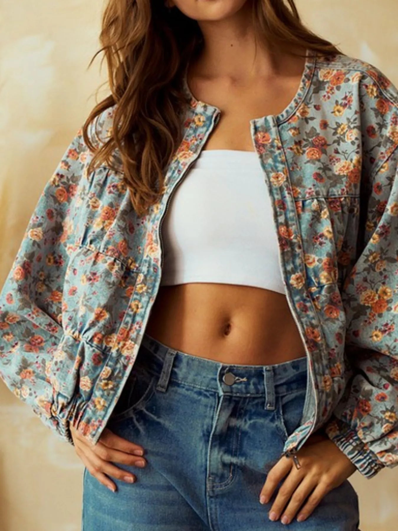 Veste jean courte zippée à imprimé floral    Elégance District