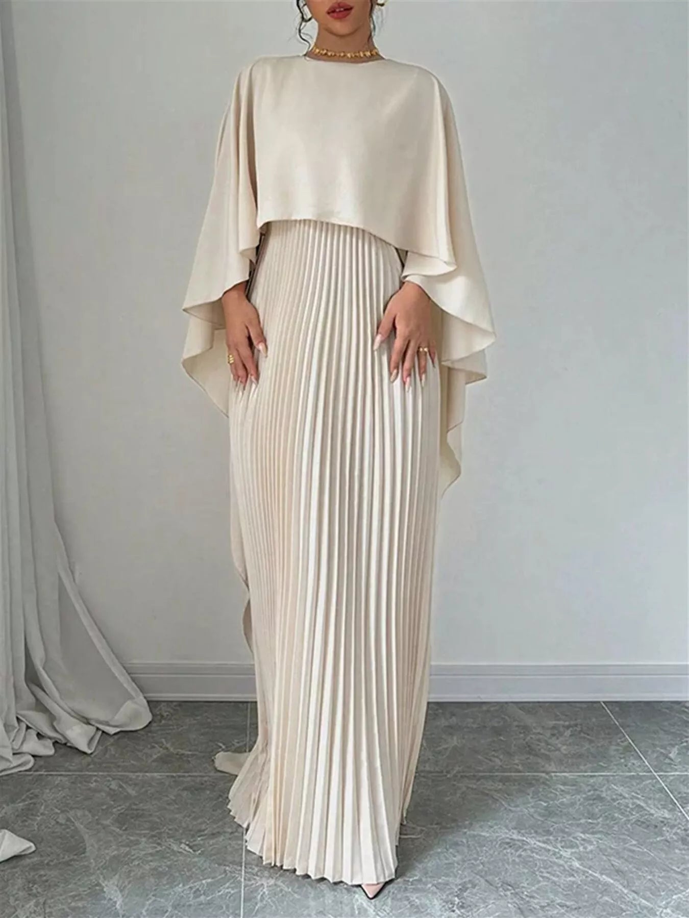 Robe longue plissée cape [angle] élégante femme - Élégance District