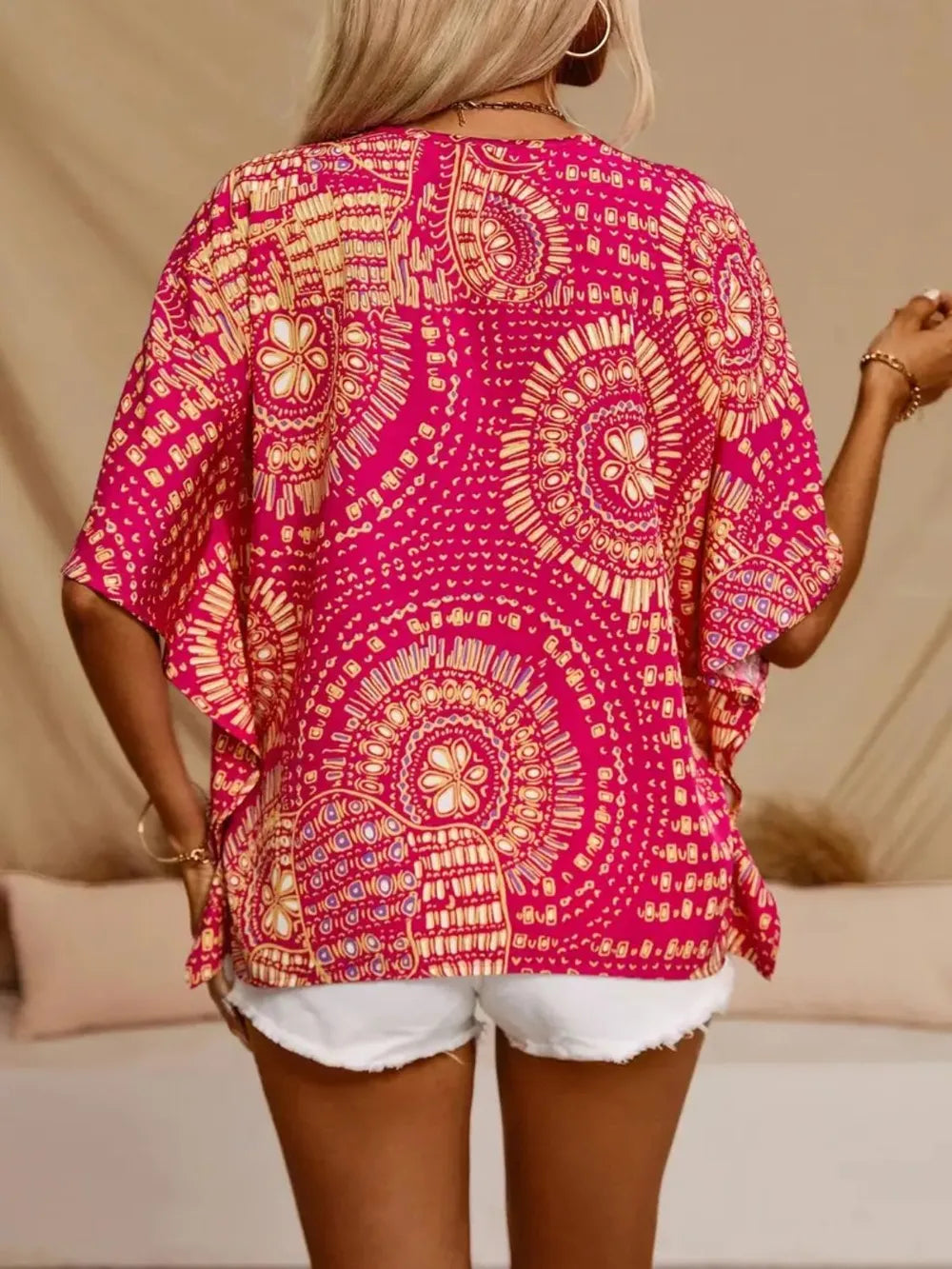 Chemise  imprimée à col en V et manches courtes    Elégance District