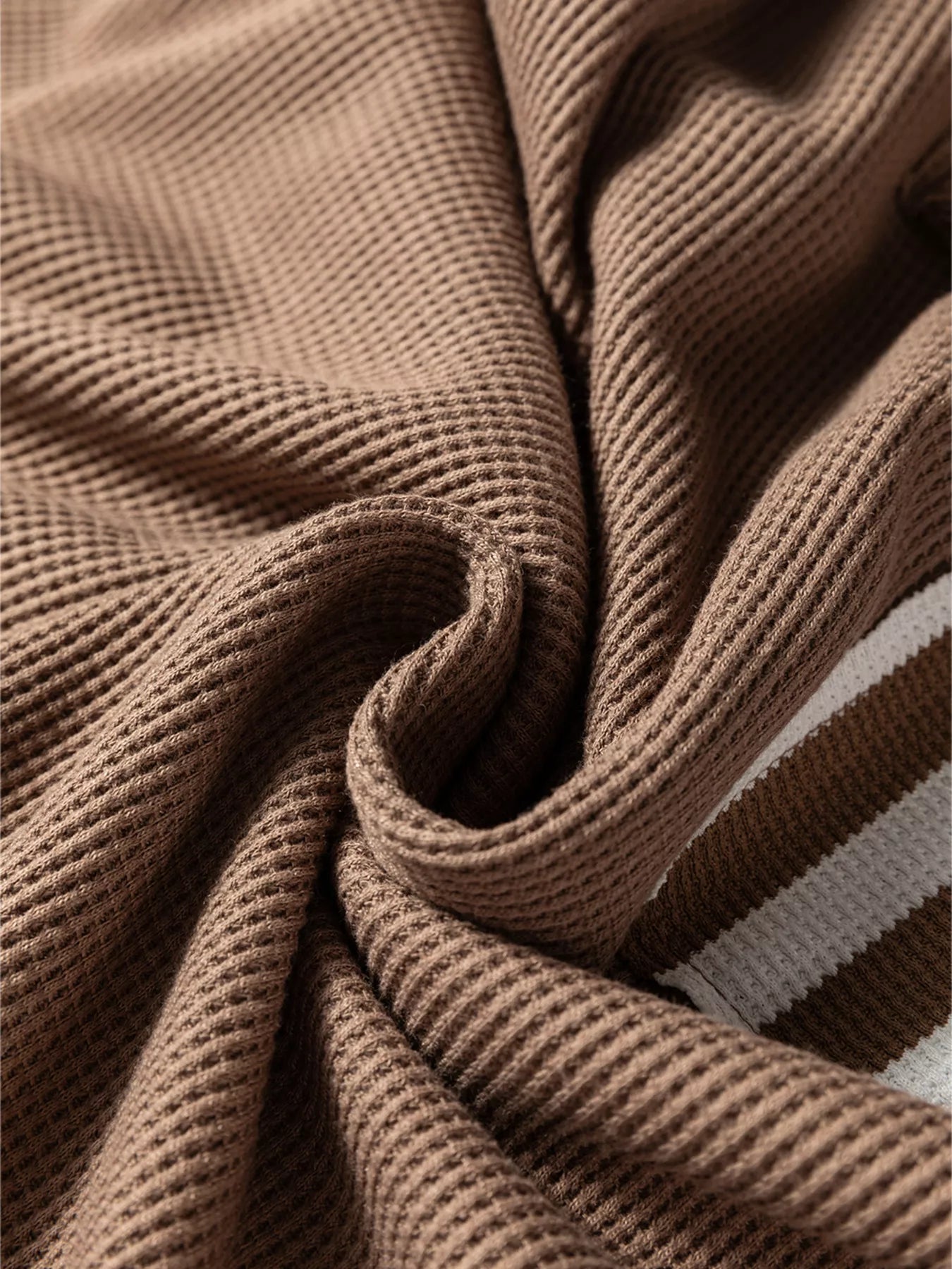 Sweat à capuche à rayures patchwork texturées gaufrées. Elégance District