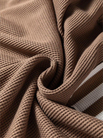 Sweat à capuche à rayures patchwork texturées gaufrées. Elégance District