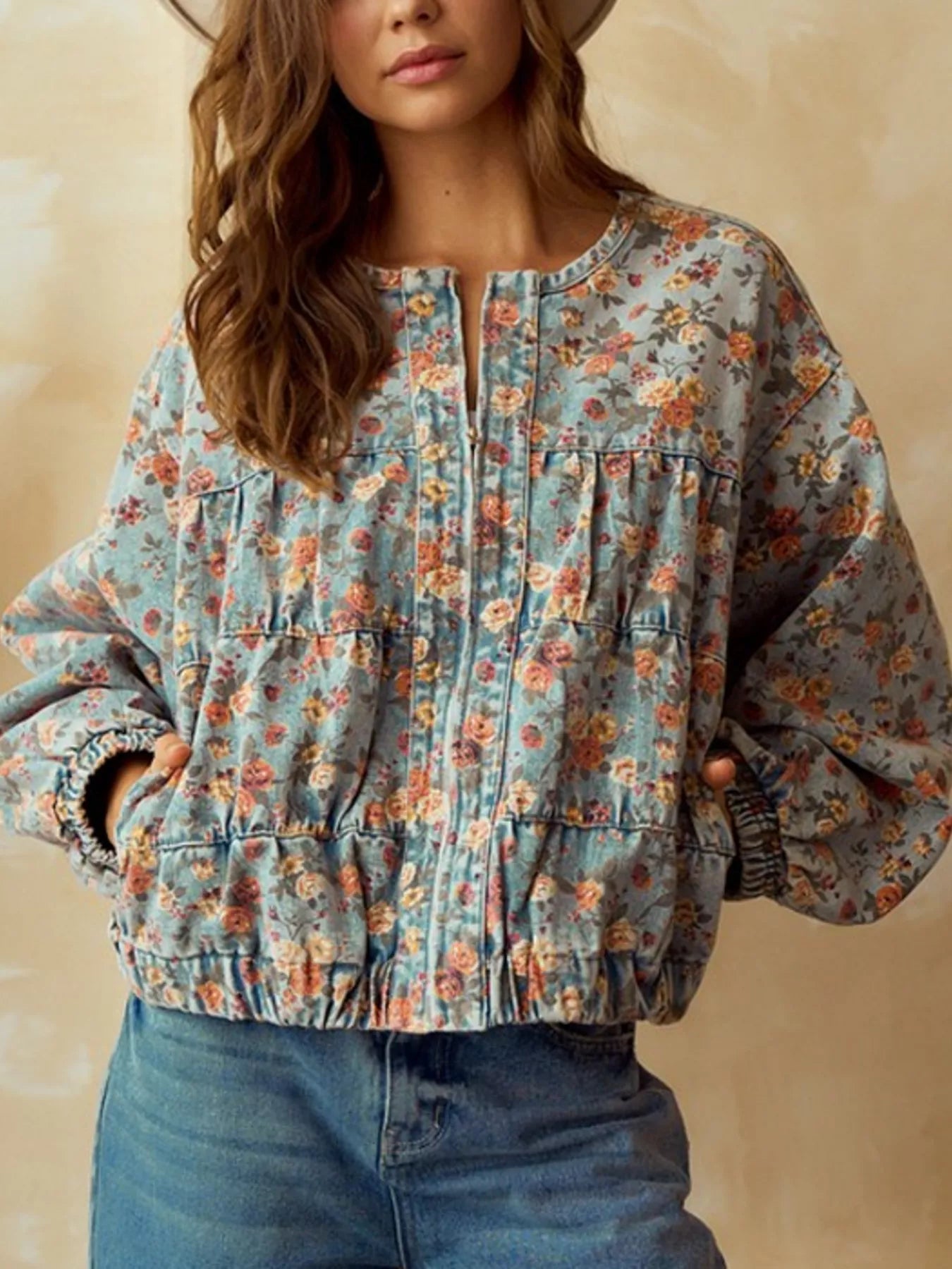 Veste jean courte zippée à imprimé floral    Elégance District