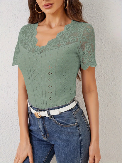 T-shirt à œillets en dentelle festonnée et col en V - Élégance District