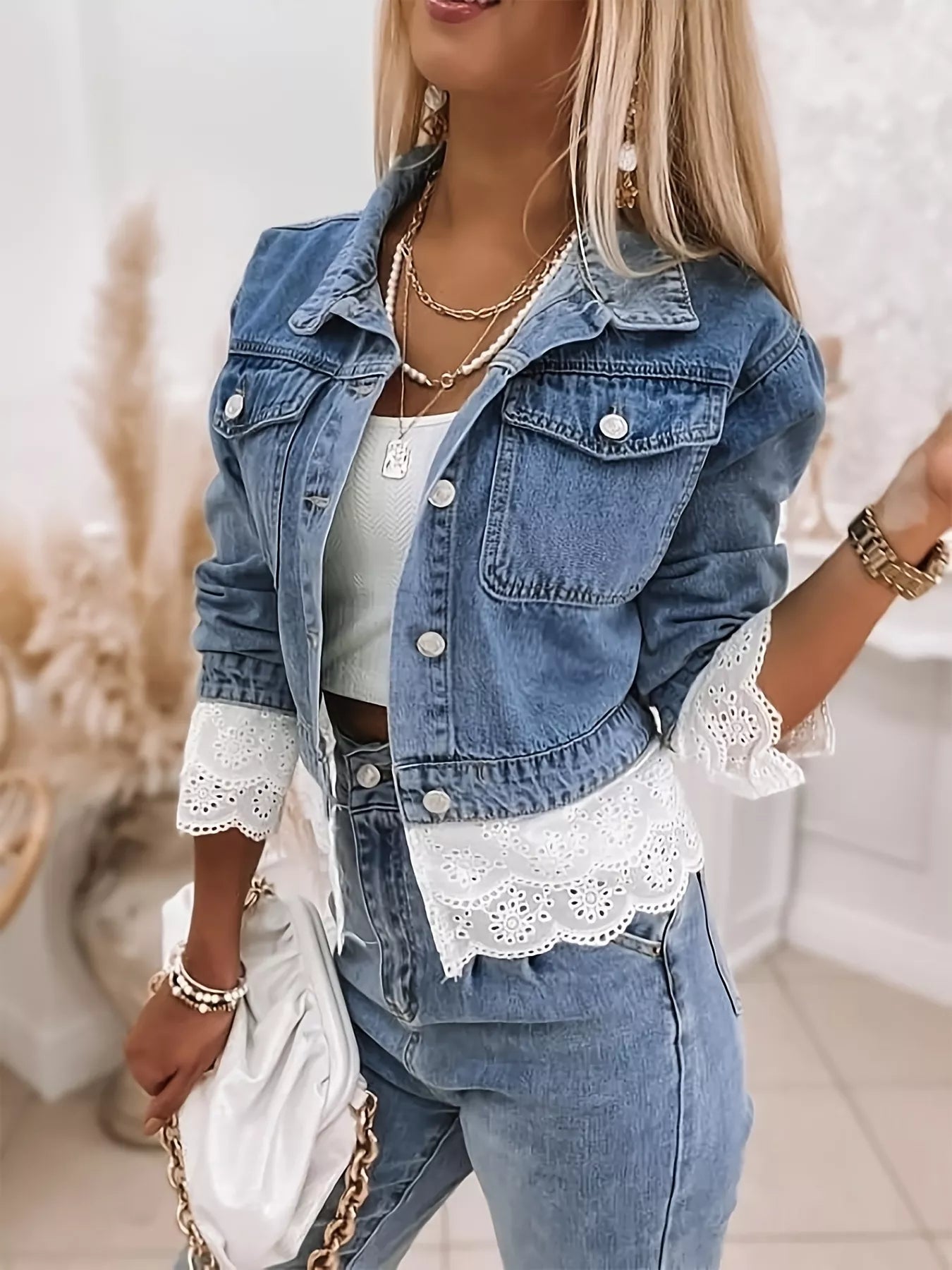 Veste jean courte à bordure en dentelle  Elégance District