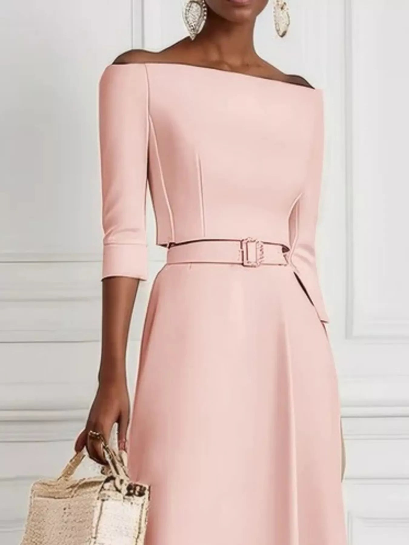 Robe longue élégante à épaules dénudées et ceinture   Elégance District