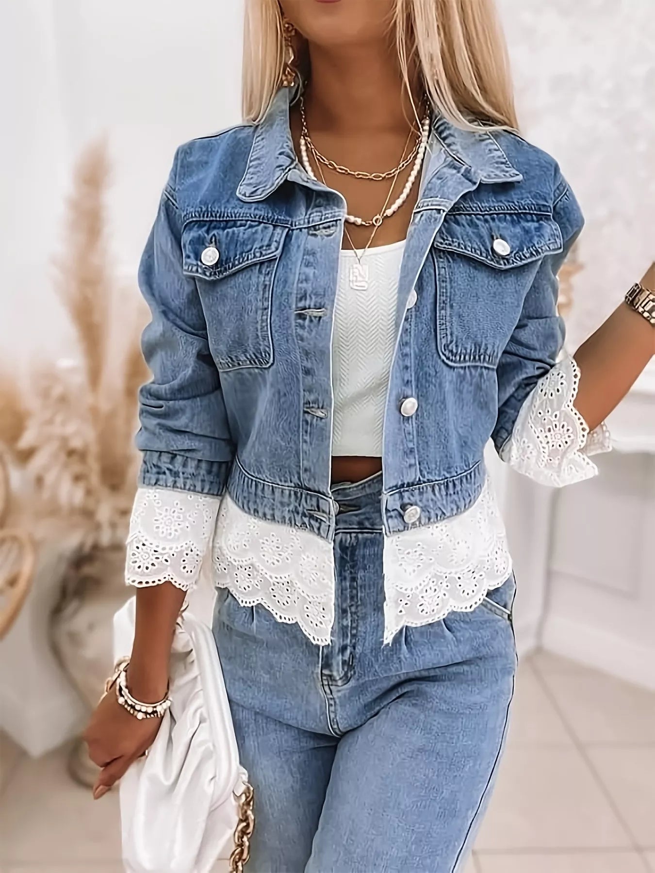 Veste jean courte à bordure en dentelle  Elégance District