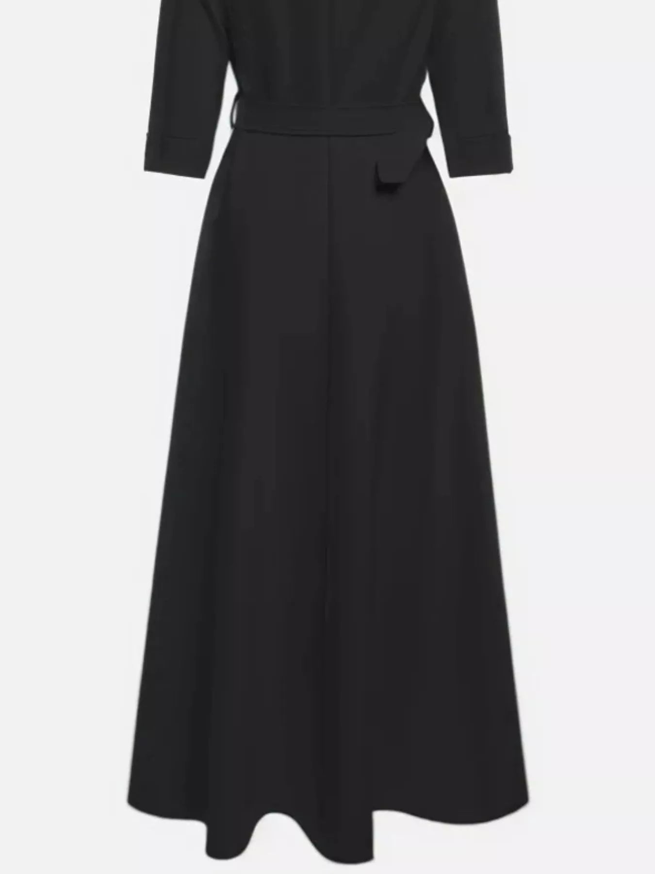 Robe longue élégante à épaules dénudées et ceinture   Elégance District