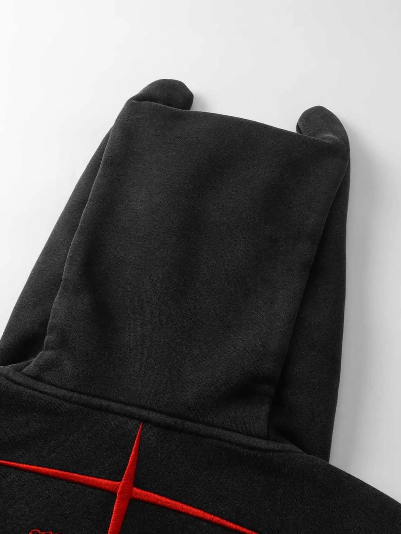 Sweat à capuche zippé avec cornes de diable   Elégance District