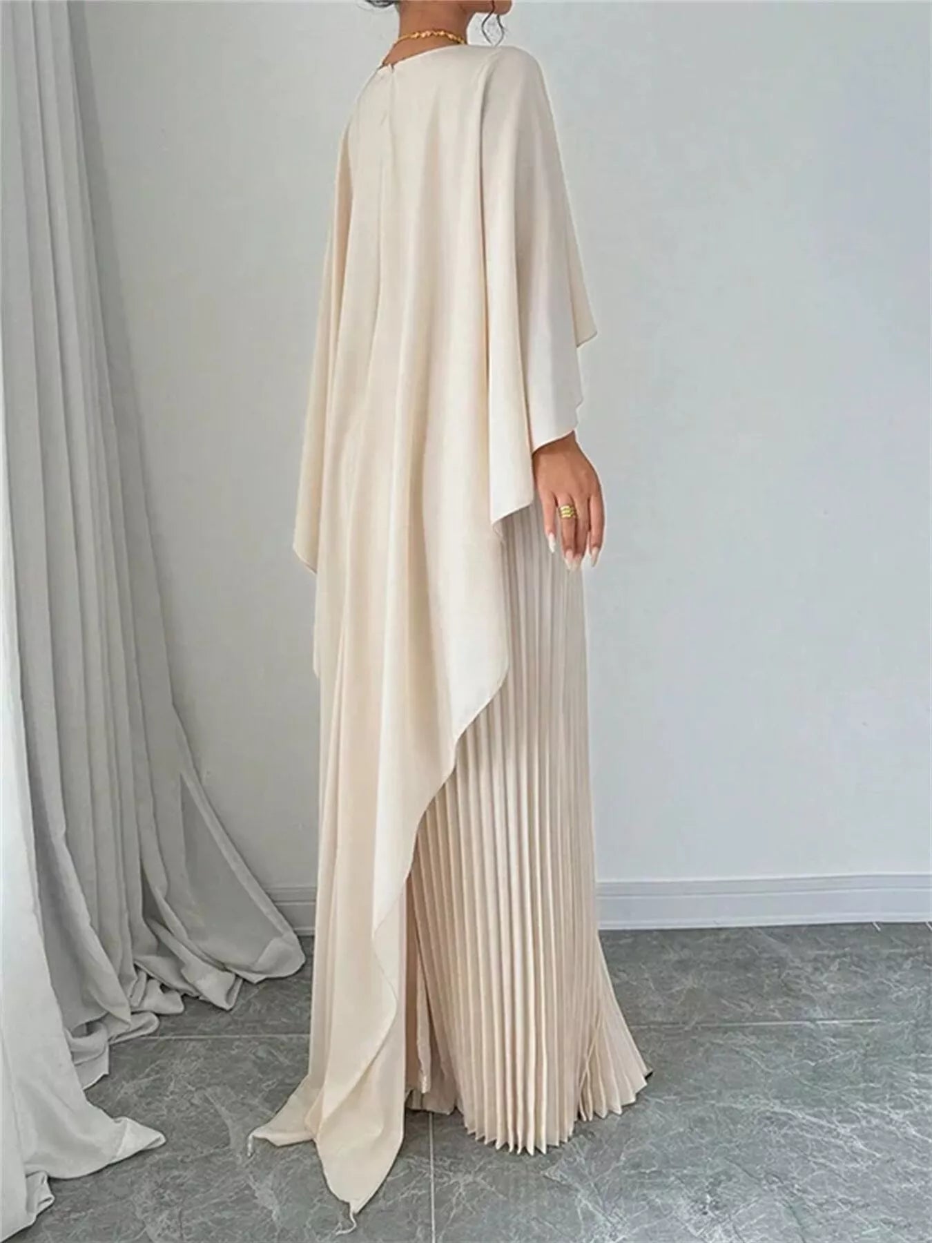 Robe longue plissée cape [angle] élégante femme - Élégance District