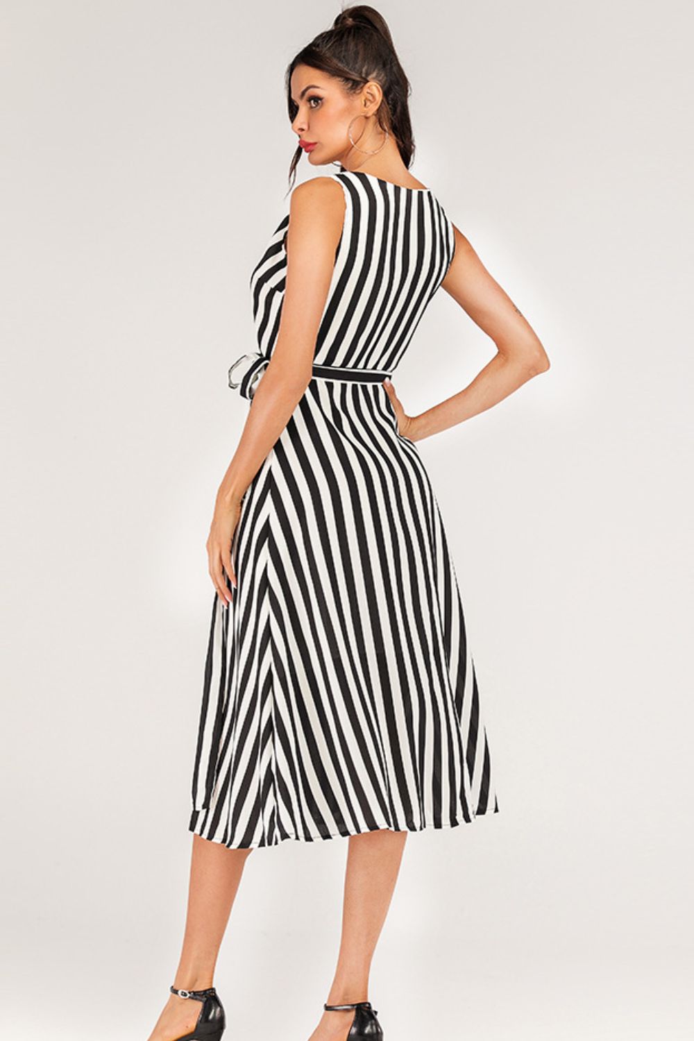 Robe sans manches à rayures et décolleté cache-cœur - Élégance District 