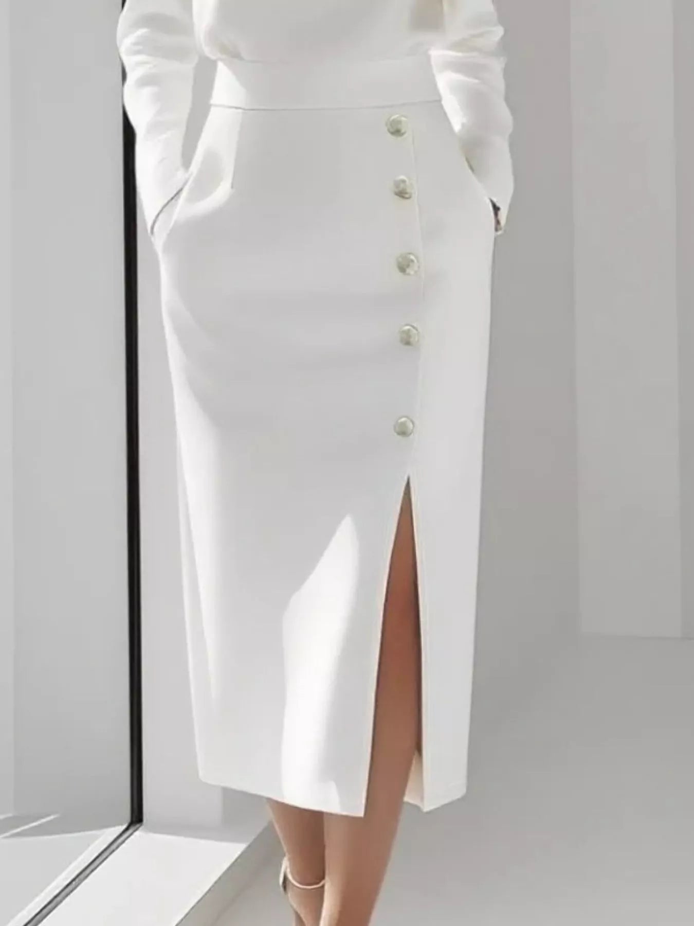 Robe midi à manches longues boutonnée avec fente latérale   Elégance District