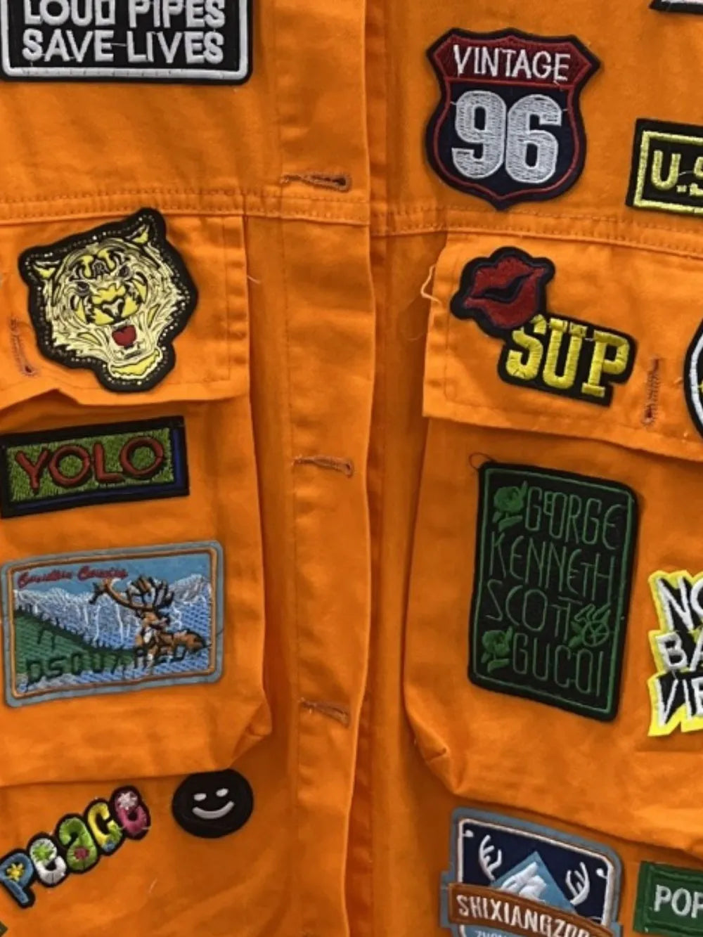 Veste jean à manches longues boutonnée et écusson brodé   Elégance District