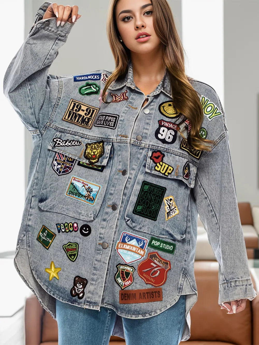 Veste jean à manches longues boutonnée et écusson brodé   Elégance District