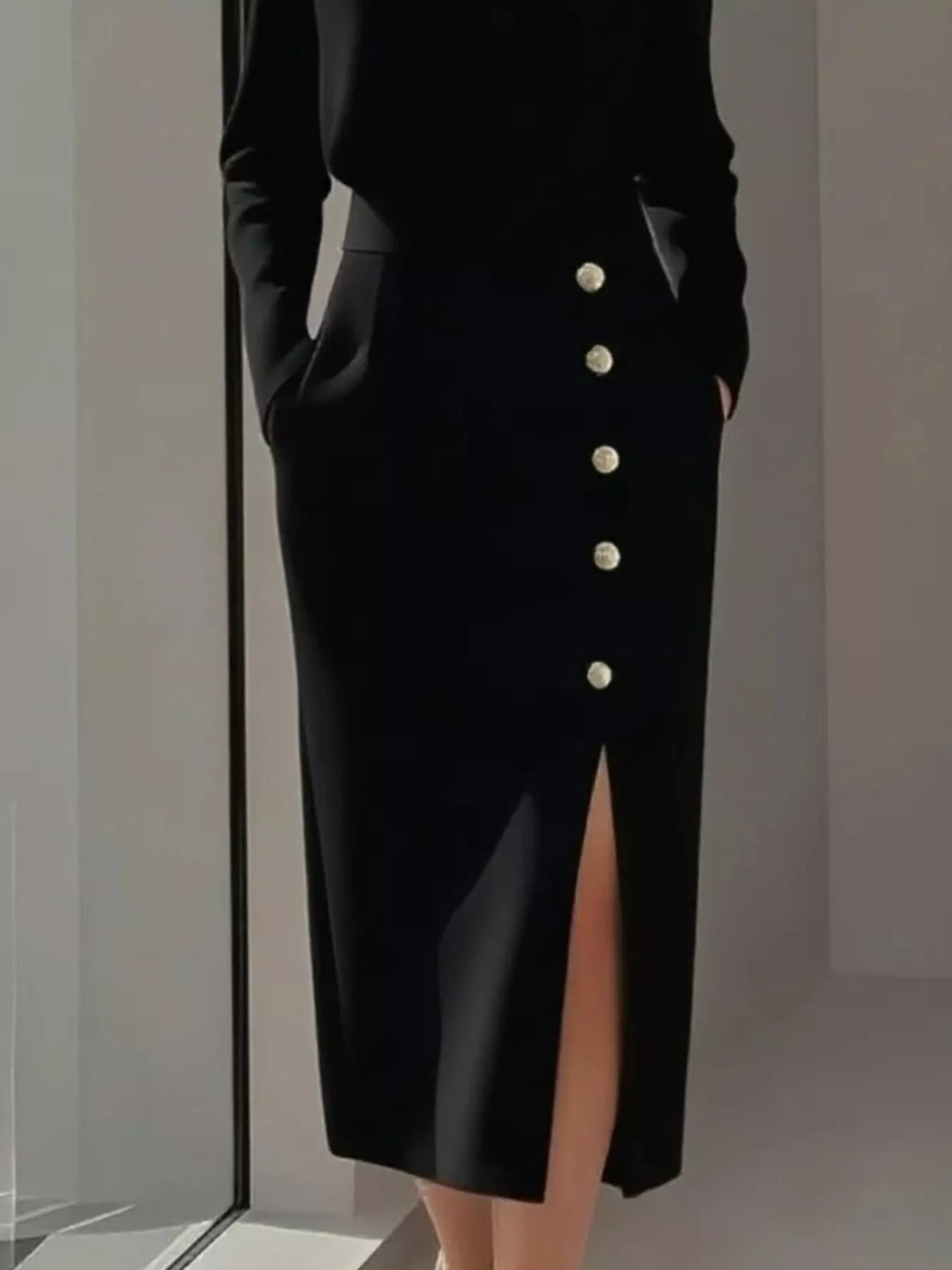Robe midi à manches longues boutonnée avec fente latérale   Elégance District