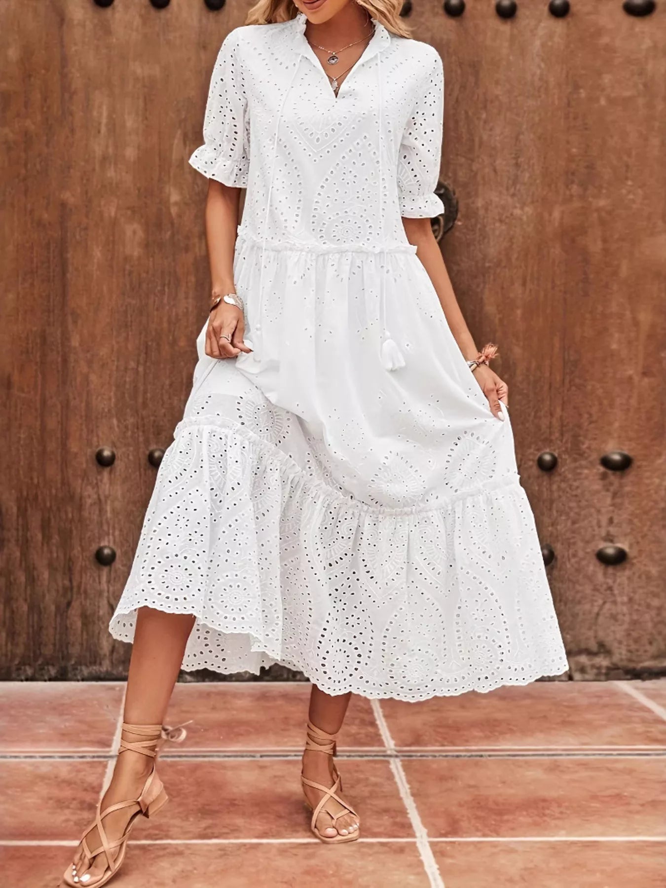 Robe midi à col œillet et manches courtes  Elégance District