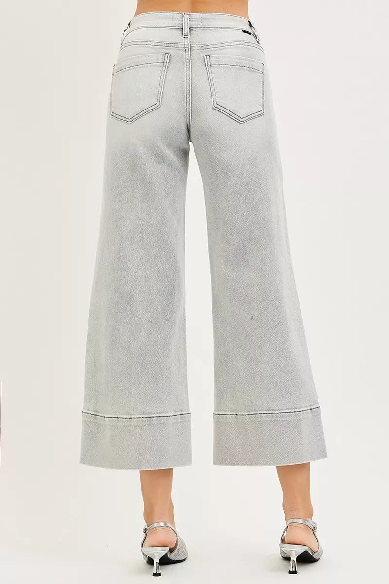 Jean RISEN à taille mi-haute gainante et coupe courte, avec larges plis sur le devant.