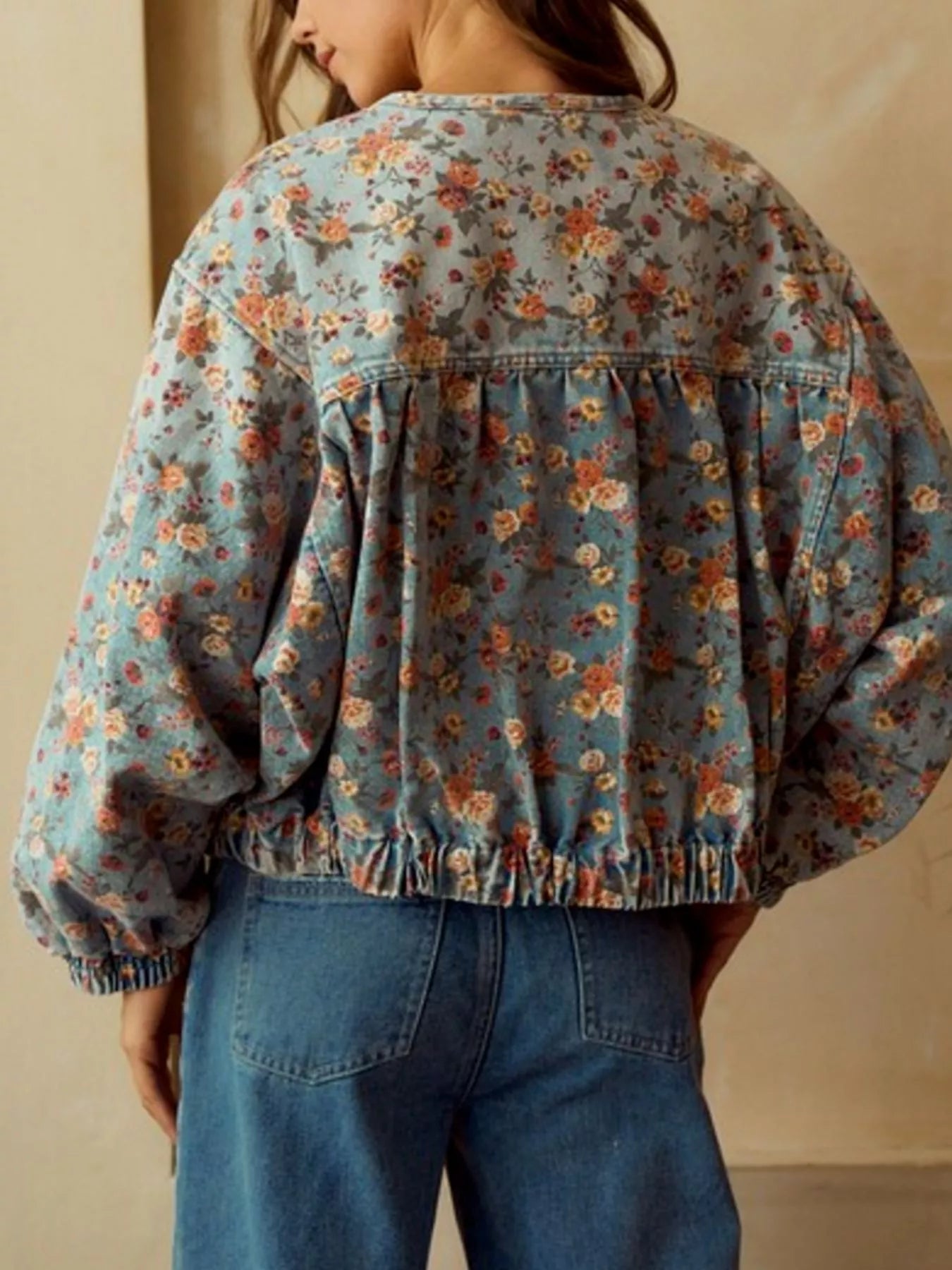 Veste jean courte zippée à imprimé floral    Elégance District