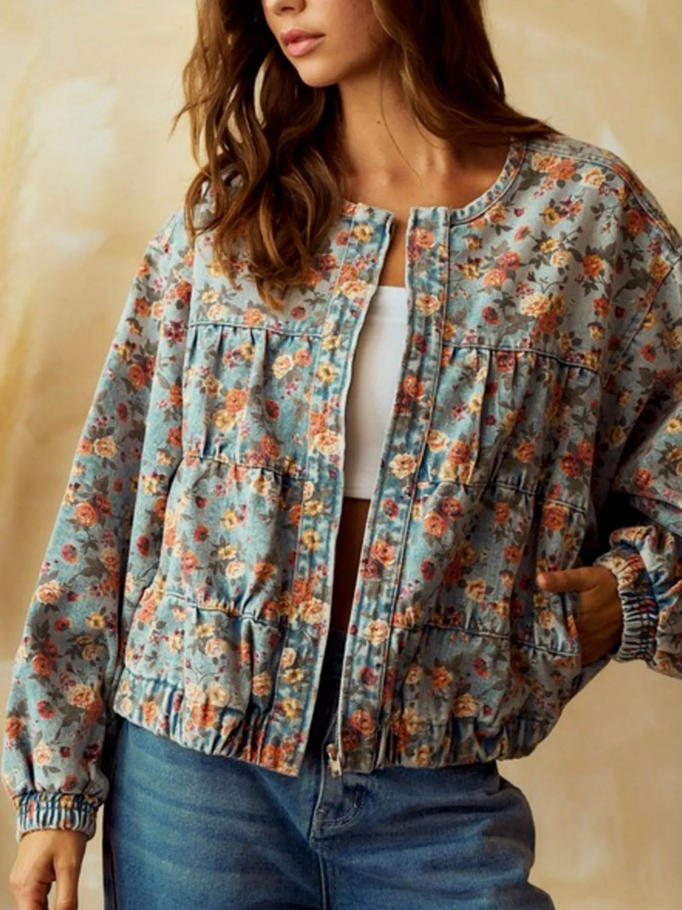 Veste jean courte zippée à imprimé floral    Elégance District