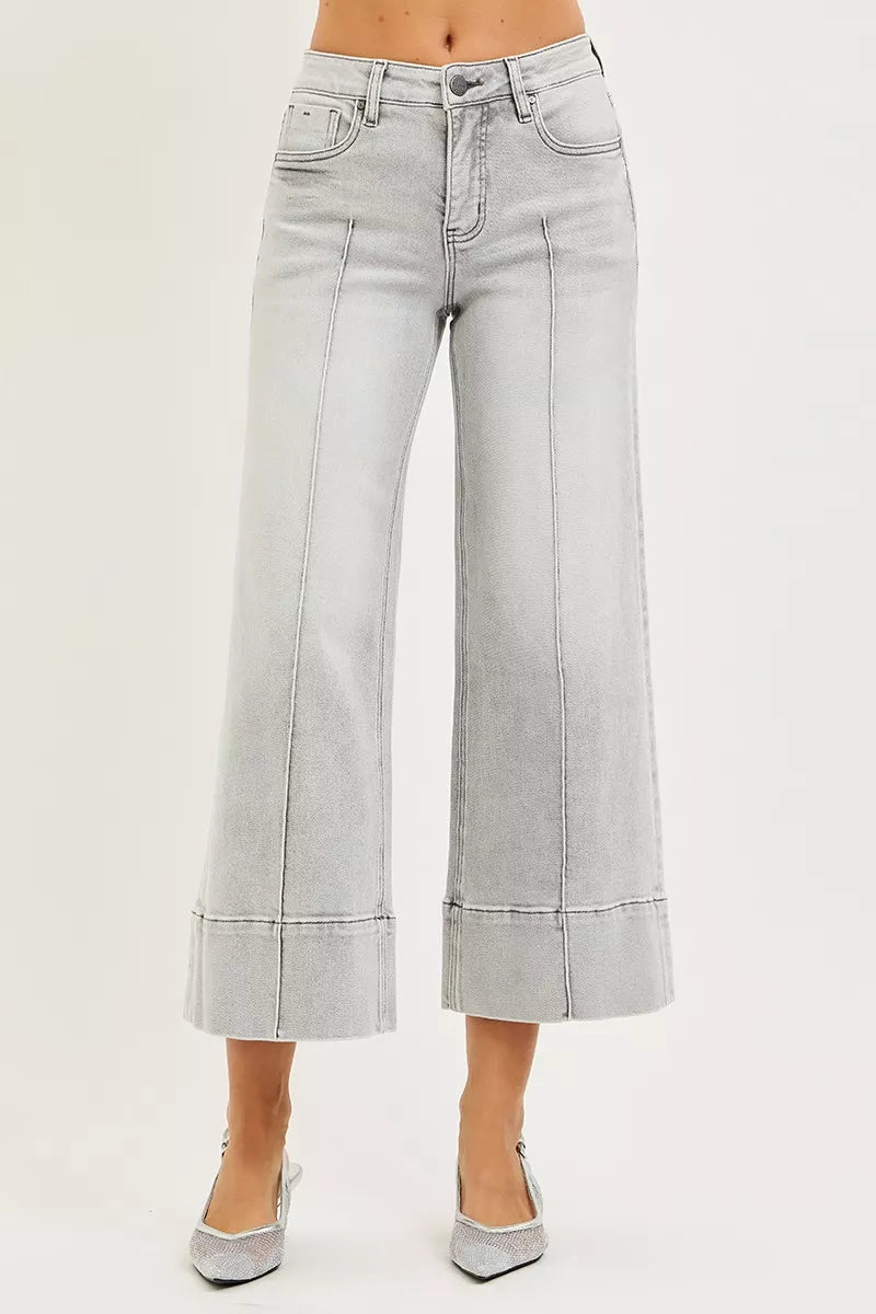 Jean RISEN à taille mi-haute gainante et coupe courte, avec larges plis sur le devant.