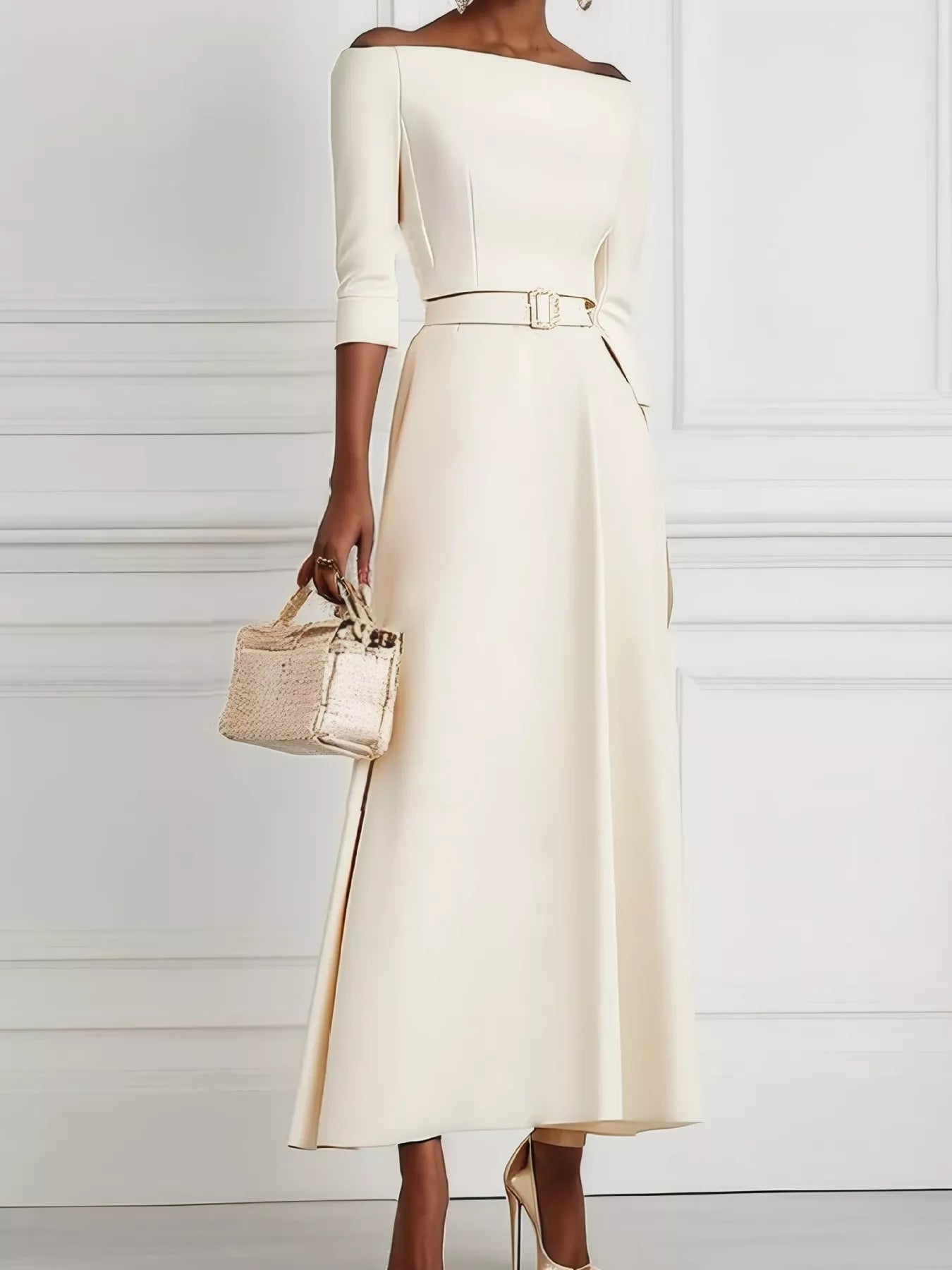 Robe longue élégante à épaules dénudées et ceinture   Elégance District