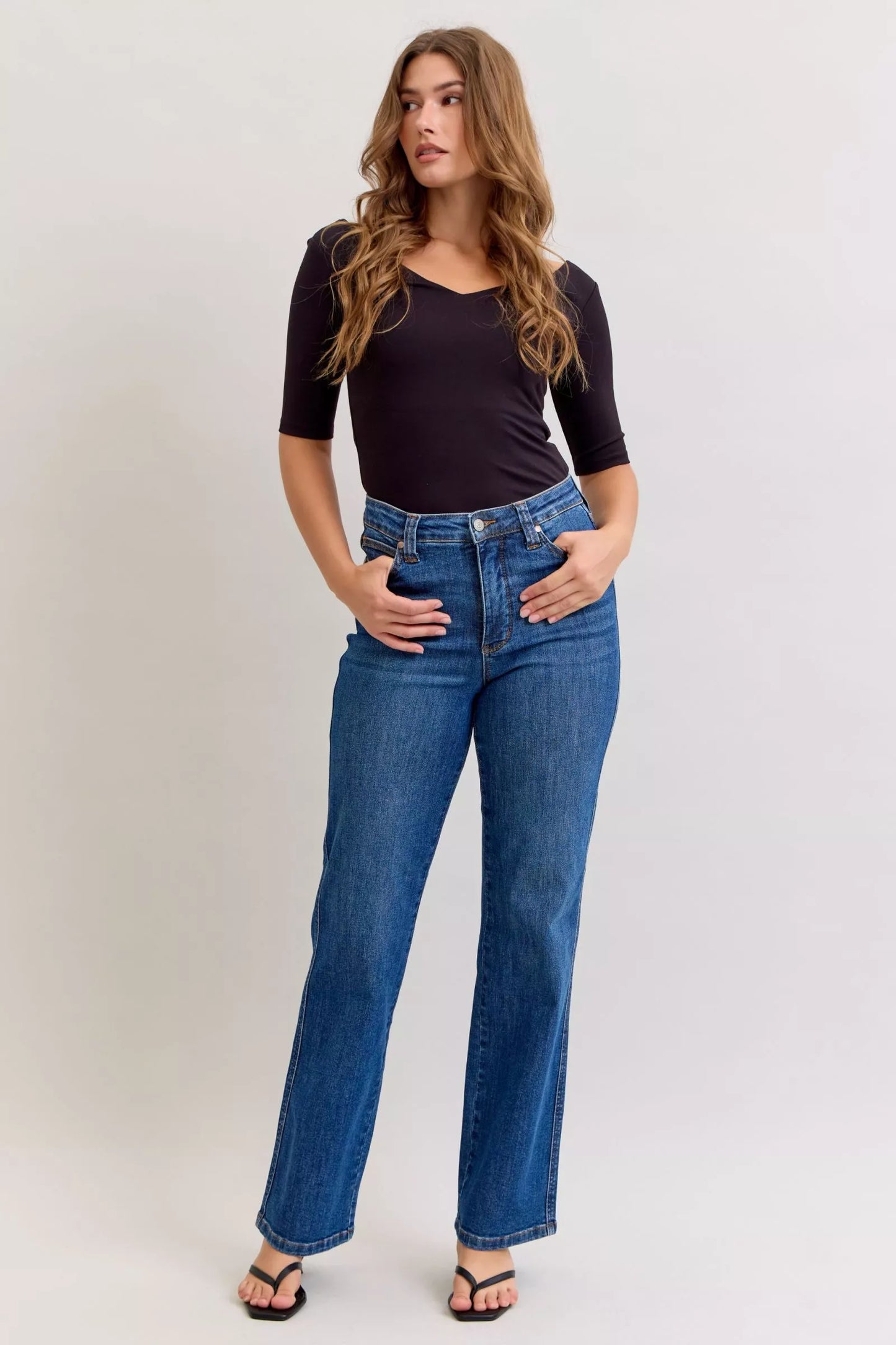 Jean droit taille haute gainant Judy Blue  Elégance District
