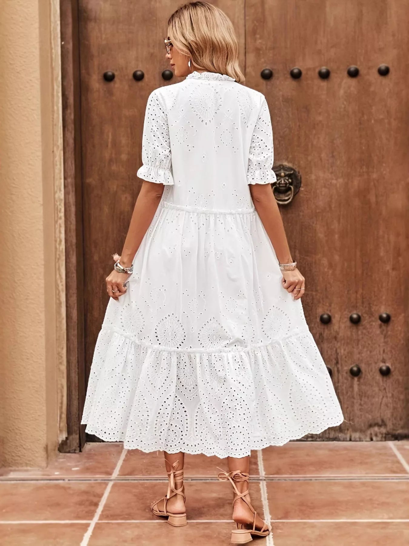 Robe midi à col œillet et manches courtes  Elégance District