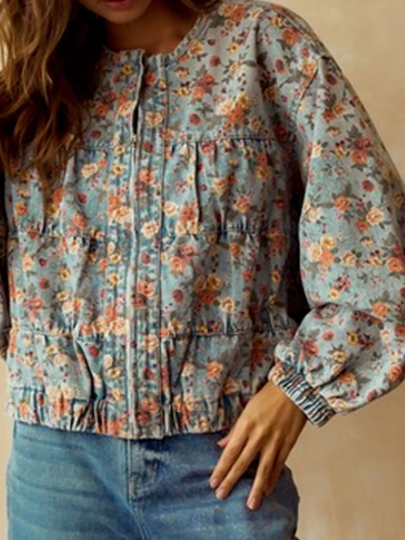Veste jean courte zippée à imprimé floral    Elégance District