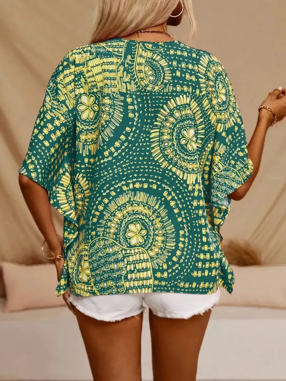 Chemise  imprimée à col en V et manches courtes    Elégance District