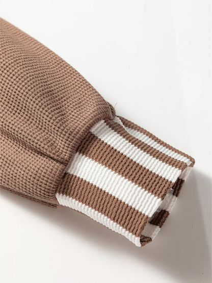 Sweat à capuche à rayures patchwork texturées gaufrées. Elégance District