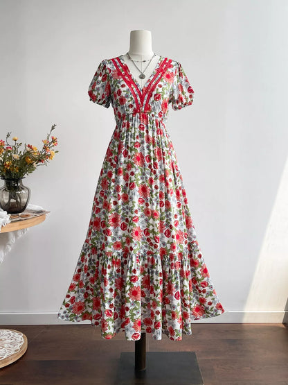 Robe midi à imprimé floral, col en V et ourlet à volants- Élégance District