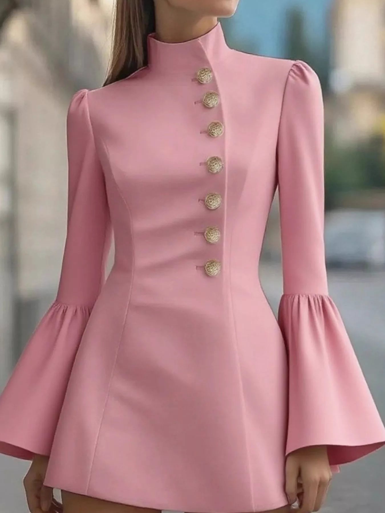 Robe courte à manches cloches et boutons sur le devant  Elégance District
