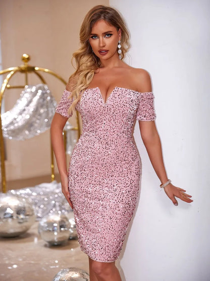 Robe courte fendue à sequins et épaules dénudées -Elégance District