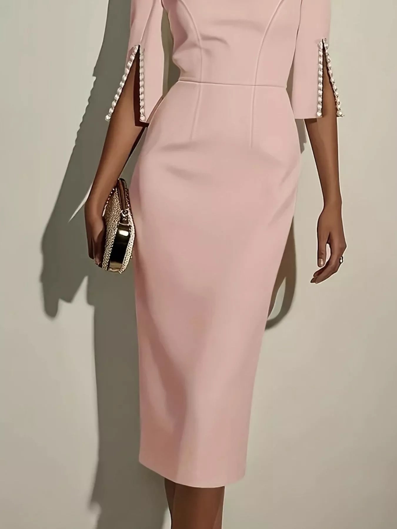 Robe midi élégante et cintrée à manches fendues ornées de perles   Elégance District