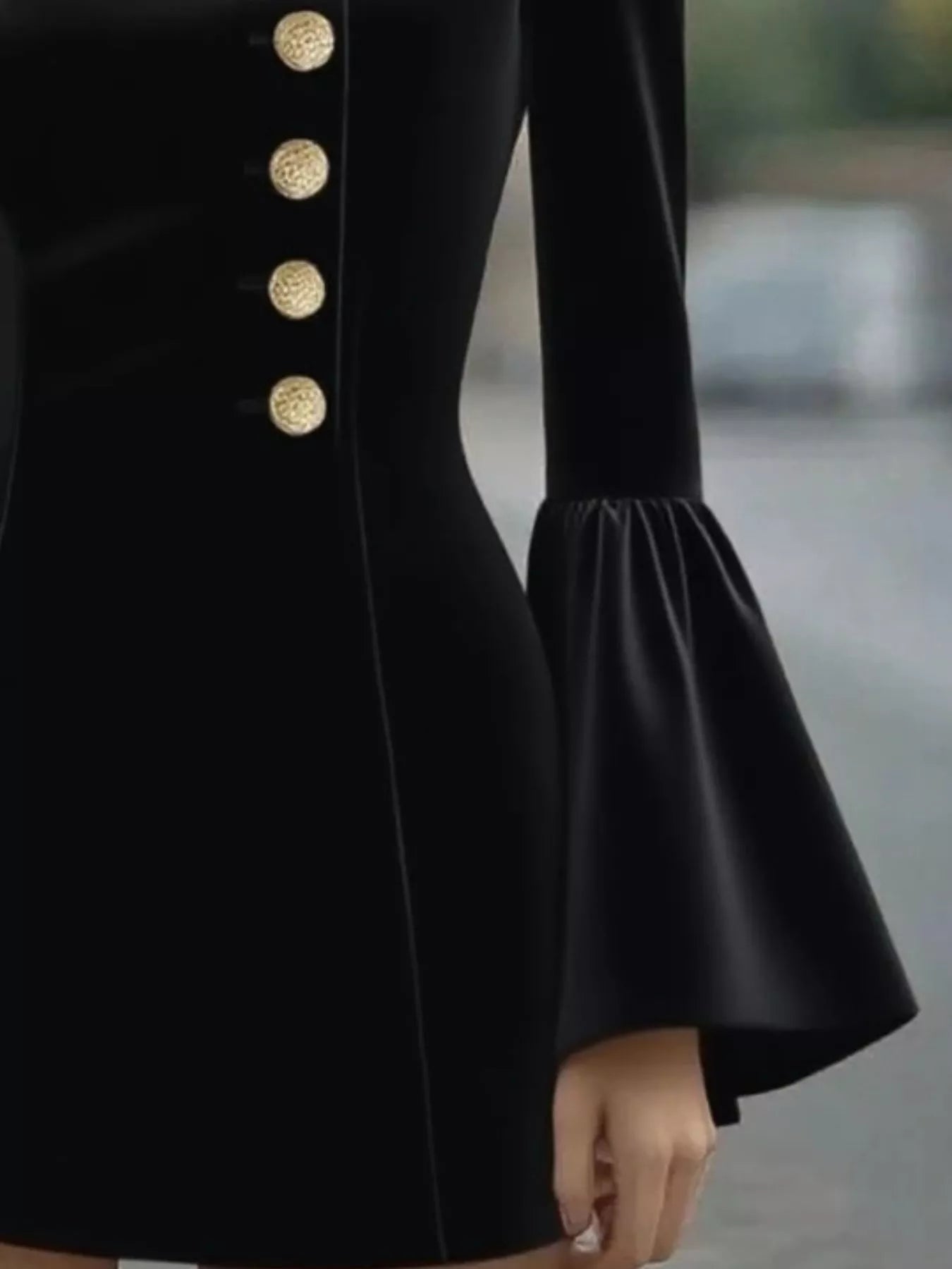 Robe courte à manches cloches et boutons sur le devant  Elégance District