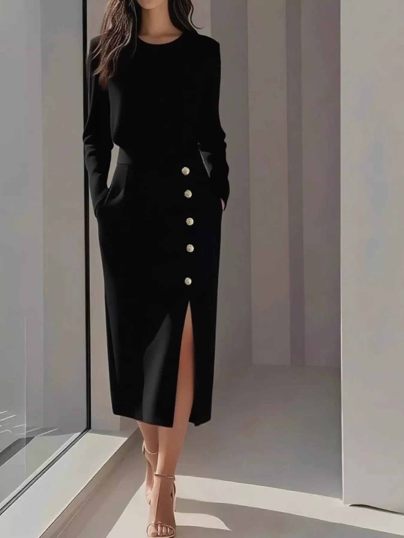 Robe midi à manches longues boutonnée avec fente latérale   Elégance District