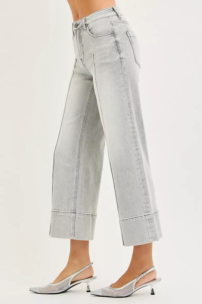 Jean RISEN à taille mi-haute gainante et coupe courte, avec larges plis sur le devant.