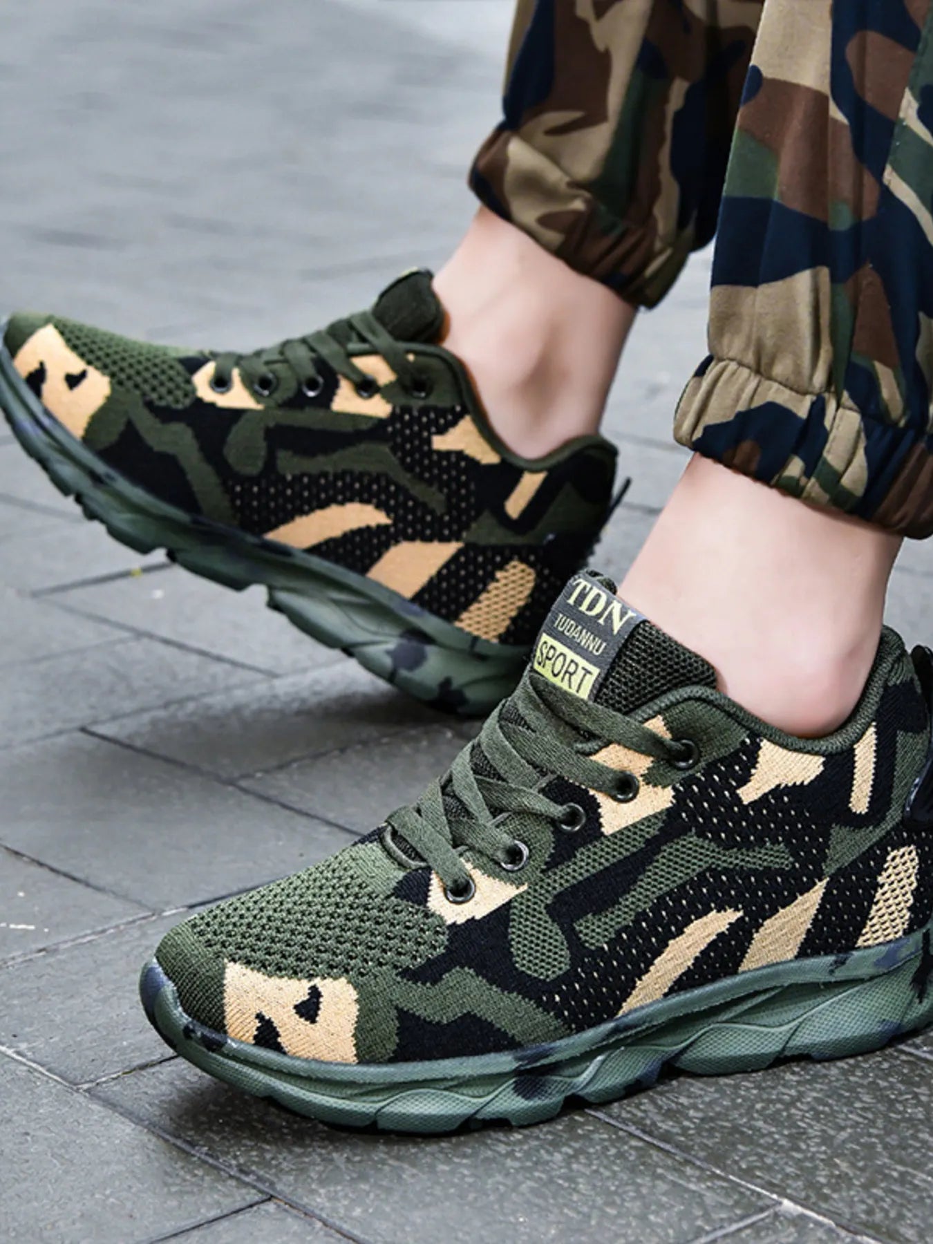 Baskets de sport en maille camouflage Elégance District