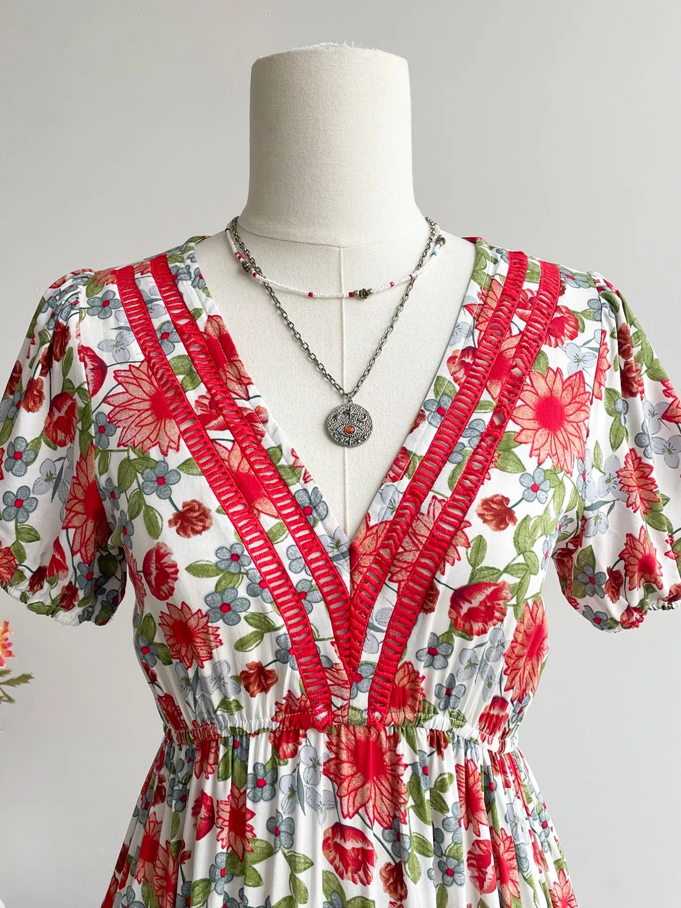 Robe midi à imprimé floral, col en V et ourlet à volants - Élégance District