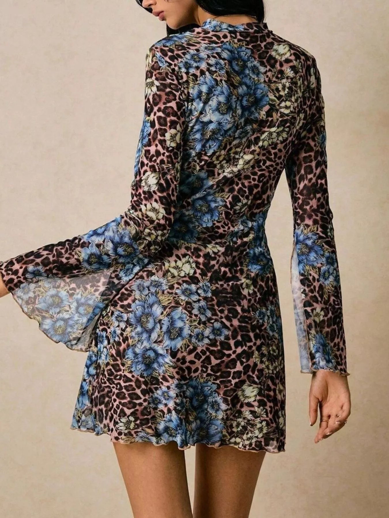 Robe mini à manches fendues imprimée léopard et fleurs   Elégance District