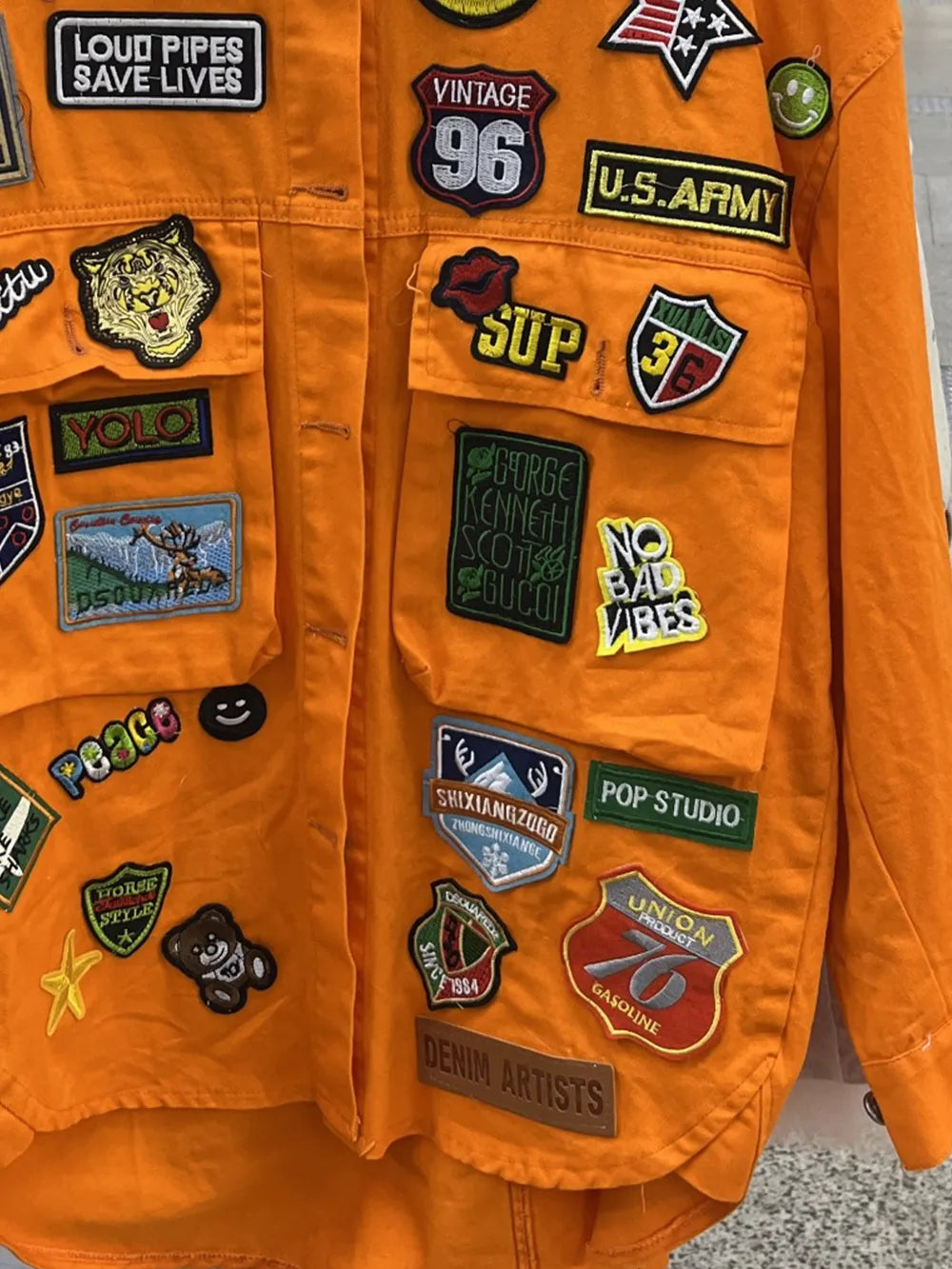 Veste jean à manches longues boutonnée et écusson brodé   Elégance District